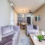 The Rest Nest Modern M Vertica 4Br Infinity Pool